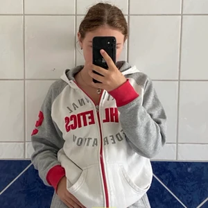 Zip-up hoodie  - Jätte fin zip-up hoodie, säljer pga av att kommer inte till andvändnging, den är i storlek s men skulle säga att den är lite overzise. Köptes här på plick för 350 kr säljer för 210 kr med frakten inräknad i priset! Skriv vid intresse eller frågor💖 (andra bilden är lånad från förra säljaren)