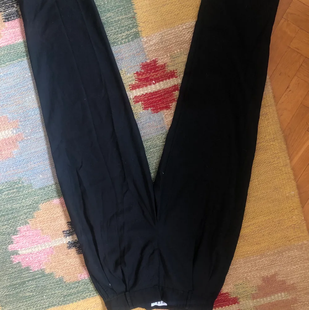 Supersnygga klassiska kostymbyxor som sitter år i midjan med vida ben. Från märket Wera i storlek 36.. Jeans & Byxor.