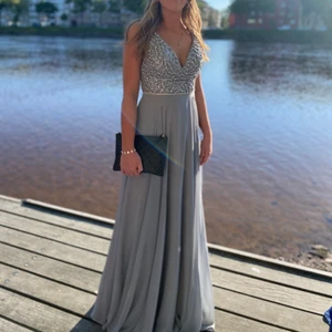 Balklänning dressroom Linné - Säljer nu min superfina balklänning🤩. Köpt på dressroom Linné för 5000, och endast använd en gång! Passar storlek 34/36. Kommer i original klänningpåse. 