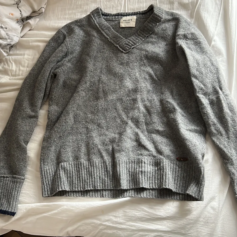 En grå v-ringad stickad tröja i storlek m🤍. Stickat.