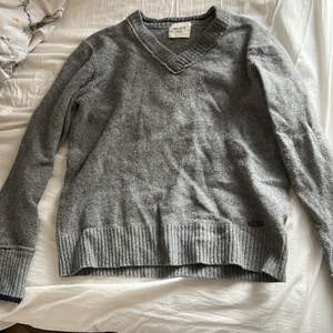 En grå v-ringad stickad tröja i storlek m🤍