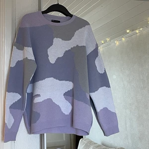 Tröja i kamouflagemönster - Stickad tröja från Asos. Herrmodell, så den är mer som en L. Använd ett fåtal gånger så den är i ett fint skick! (Köparen står för frakten)