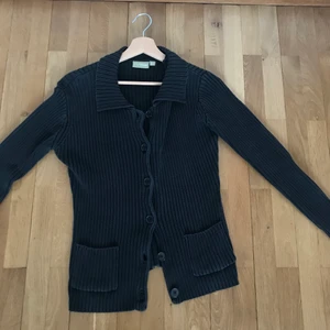 Kofta/tröja - Säljer denna kofta/ tröja, den framhäver kroppen på ett jättefint sätt!