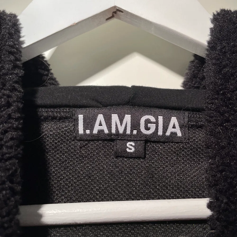 Lurvig svart I.AM.GIA hoodie. Hoodies.