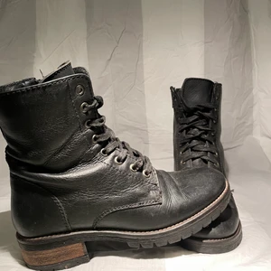 Svarta kängor  - Svarta kängor