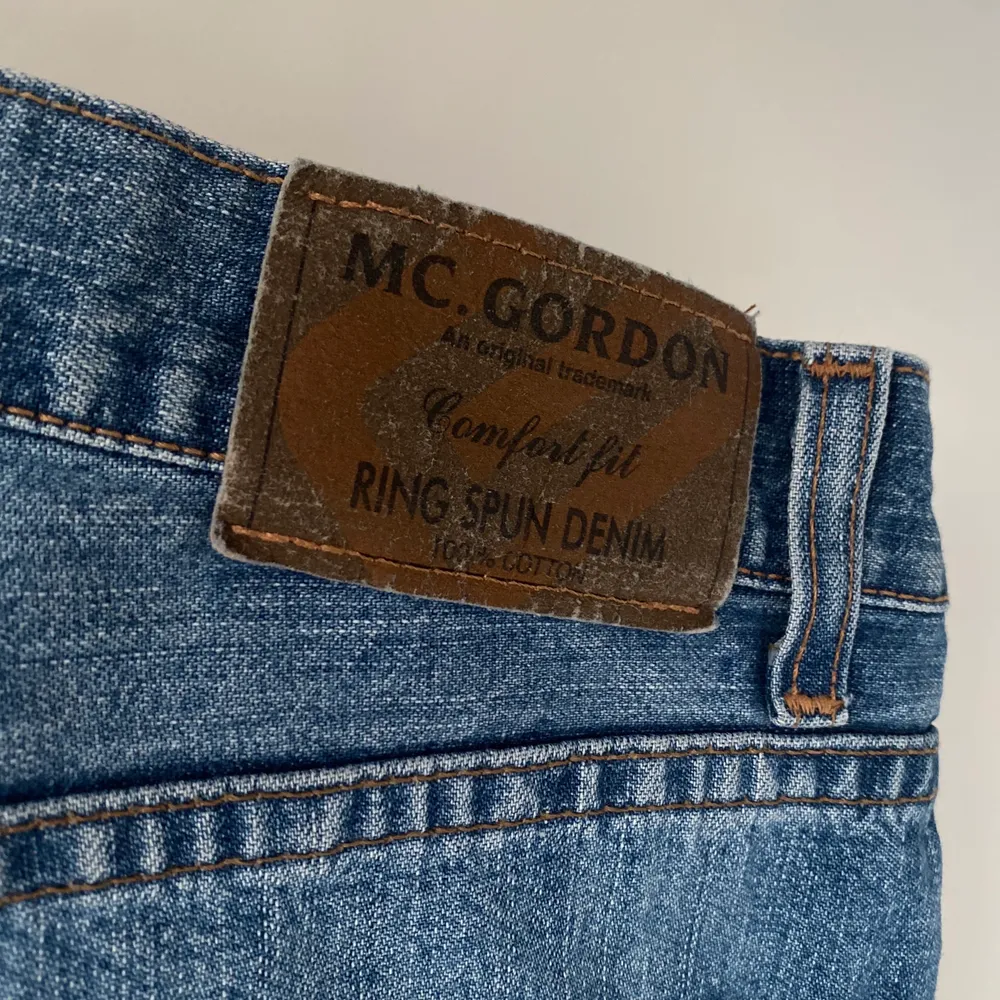 Jeans från mcgordon storlek 34/32, sitter baggy på mig som brukar ha S/M i byxor. Buda i kommentarerna . Jeans & Byxor.
