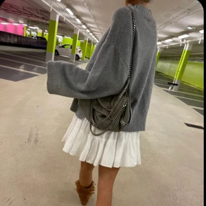 Stickad tröja  - Stickad tröja från Pull&Bear, använd fåtal gånger så den är i ett bra skick, storlek M men passar även S ⚡️180kr + frakt 66kr.   ❌❌SÅLD❌❌  kika gärna in och kolla vad för andra kläder jag säljer💗