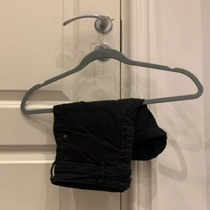 Svarta shorts - Svarta shorts från Gina tricot i storlek S. 
