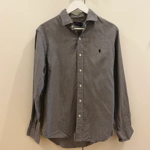 Skjorta Ralph Lauren, strl. M - Rutig Ralph Lauren skjorta i herrmodell. Storlek M. Fint skick.