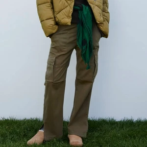 Cargobyxor zara SÖKER!! - SÖKER!!! Dessa gröna cargobyxor från Zara i storlek S!!!💗💗💗💗💗