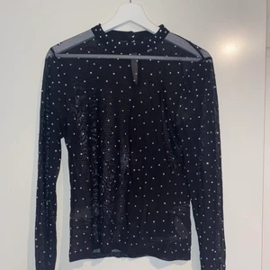 Topp - Snygg genomskinlig topp med diamanter på. En perfekt topp om man vill klä upp sig💕💕💕 