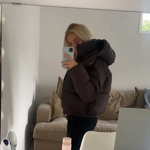 Pufferjacka - En superfin SLUTSÅLD brun pufferjacka från Weekday i storlek S. Använd Max 3 gånger och i nyskick! Köparen står för frakten!