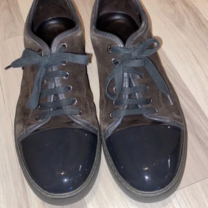 Lanvin sko - Mycket fint skick storlek 8 men sitter lite större. Jag kan frakta skorna men köparen står för frakten isåfall! Bud från 1400kr