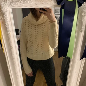 Stickad långärmad  - Aldrig använt, ny skick, storlek 158/164 men passar mig med S, varm och mysig 