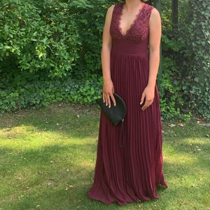 Vinröd balklänning - Vinröd balklänning med urringad spets❣️ Använt en gång. Storlek: 36. Jag är 167 cm lång :)