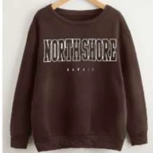 Sweatshirt i st S - En brun sweatshirt från SHEIN som jag köpte i början av 2021. Tröjan är i st S men kan upplevas lite mindre. Det är ludd inuti tröjan som gör att den blir väldigt varm. Använd fåtal gången och är i bra skick.