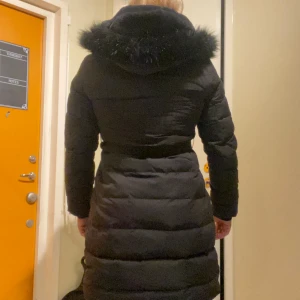 Snygg vinter kappa  - Vinter kappa  med skärp och fusk  pälsluva 