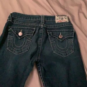 True religion jeans  - Intresse koll på mina super fina true religion jeans behöver tyvärr sälja eftersom d är för stora för mig. Innerbenet på 75cm (inte bootcut)