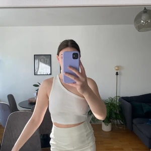 Topp från NA-KD - Vit topp från NA-KD med en arm❣️ Använd ca 2-3 gånger i väldigt bra skick!💋💋 Storlek S