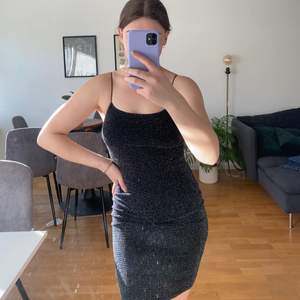 Superfin svart glittrig klänning som tyvärr inte passar mig längre😭 Bra stretch i den så den kan passa alla olika kroppstyper men är i storlek 36💙