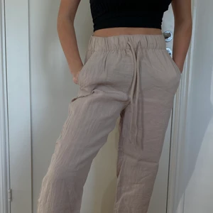 Linnebyxor - Beiga linnebyxor i storlek M men små i storleken, sitter bra på mig som är en S i vanliga fall 🥰 
