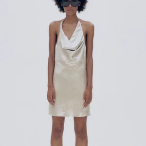 Zara Klänning - Helt ny, lappen är fortfarande kvar! Klänningen är slutsåld på Zarats hemsida och frakt 45kr