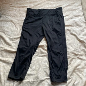 Tränings tights  - Svarta tränings tights från soc, fint skick och dem går ner till under knäna ungefär. Köparen står för frakt om de ska skickas!🥰