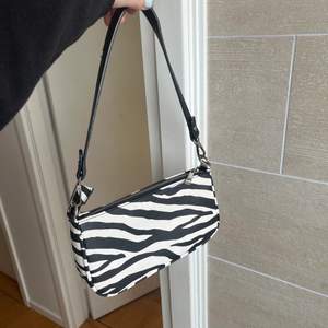 Cool zebra väska från gina 💗🦓 knappt använd, som ny! 