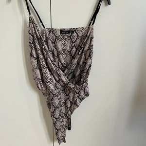 Body  - Säljer denna body ifrån boohoo. Endast använd en gång. 