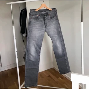 Levis Jeans 501 - Ett par Levis byxor 501 som inte kommer till använda. Det är en fin grå färg och de är helt hål fria. 10/10 cond. De är köpta här på Plick. (Inte mina bilder) Skriv om ni vill ha flera bilder.