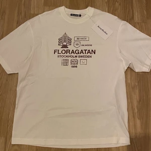 acne studios t-shirt  - acne studios t-shirt oanvänd med prislappen kvar. Storlek M. köparen står för frakt 💚