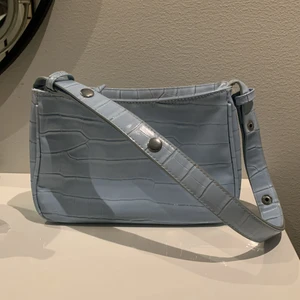 Väska - Superfin väska från märket ”unlimit”. Använd ett fåtal gånger så väldigt fint skick! Nypris ca: 600 kr