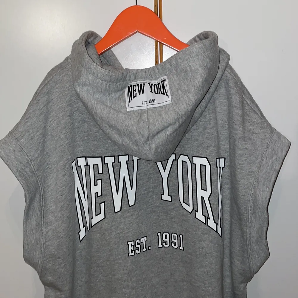 Säljer denna fin kort-ärmade hoodie från Pull & Bear då den inte kommer till användning längre! 💕 Den är i fint skick. Buda från 70kr💕. Tröjor & Koftor.