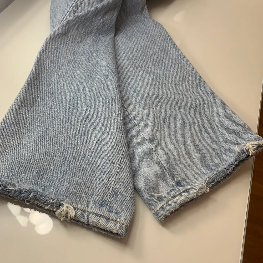Jeans från AGOLDE köpta från Revolve i storlek 36. Använda fåtal gånger. Köpta för 2300kr. Jeans & Byxor.