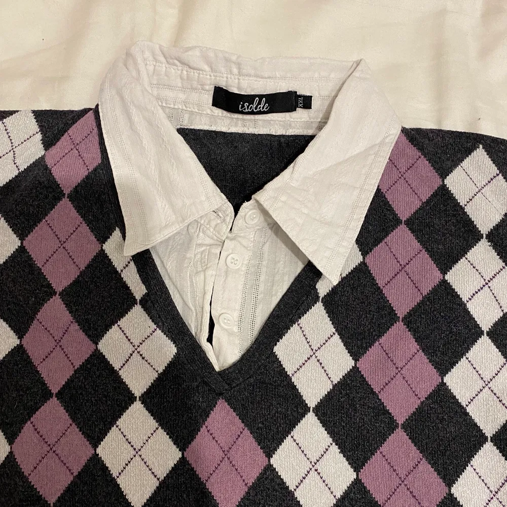 fin tröja med harlequin mönster och insydd krage. på lappen står det XXL men jag skulle säga M. Tröjor & Koftor.