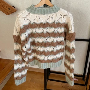 Stickad tröja från zara - Strl M men passar mig som vanligtvis har S! Knappt använd💖