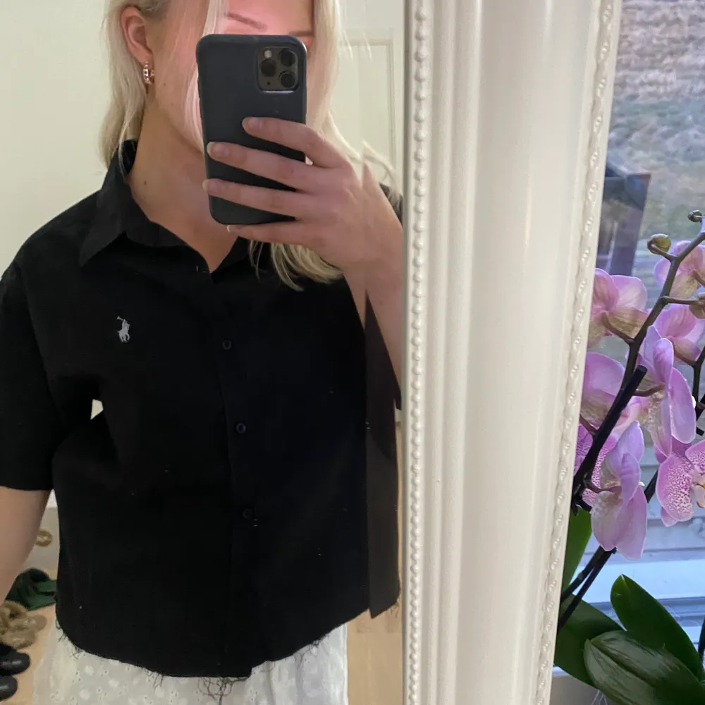 En svart Ralph Lauren skjorta som jag förut klippte pga den va väldigt lång. Strl XL men ni ser hur den sitter på mig (S/M) på bilden!. Skjortor.