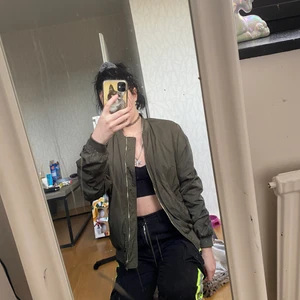 Militär grön bomber jacka  - Militär grön bomber jacka med orange insida storlek M 