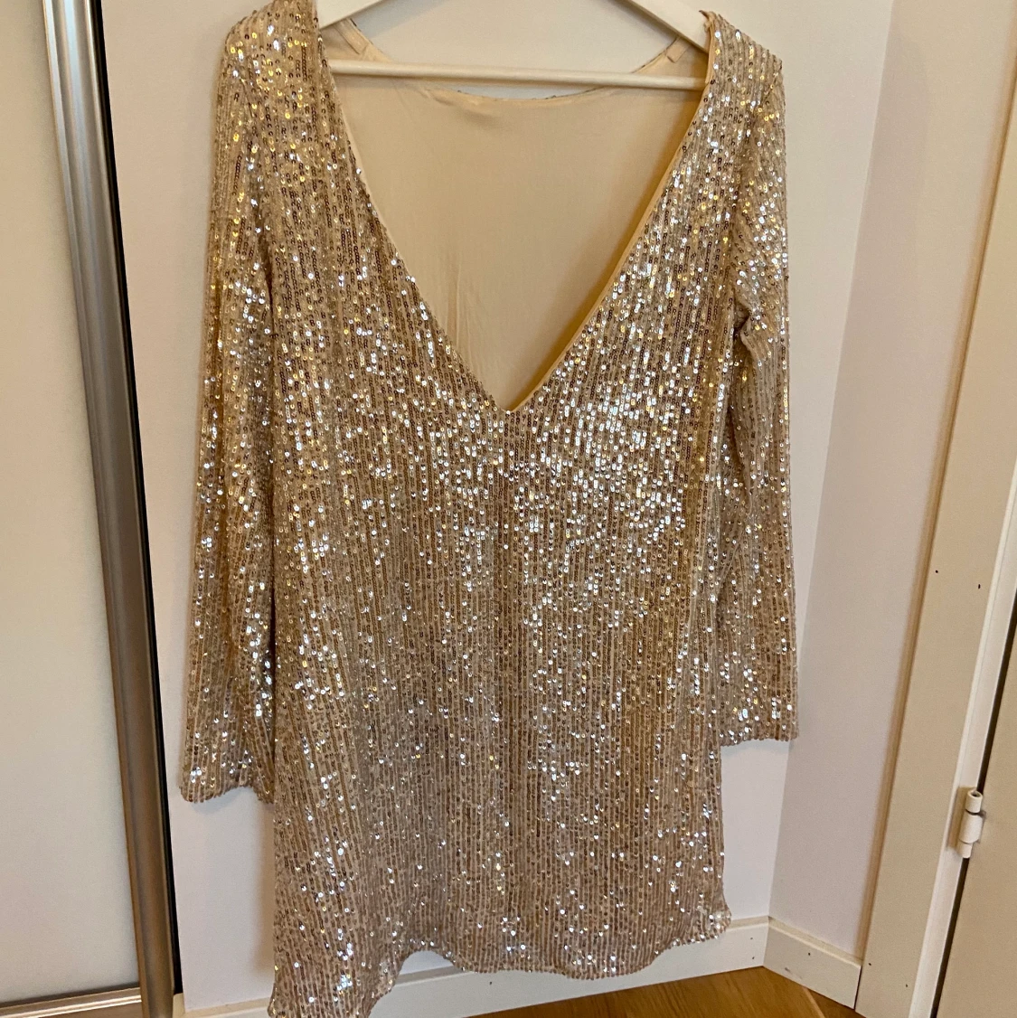 Glittrig klänning/ öppen rygg - 90