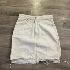 Vit jeanskjol - Skriv för mer info, frakt tillkommer ej!