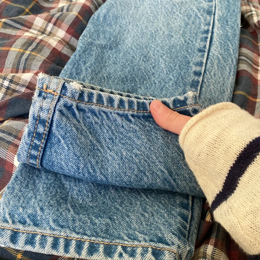 Ett par fina jeans från Zara i bra skick. Byxorna är i storlek 32 och köpta för ungefär 3 månader sen. En fin blå färg. Om ni vill ha fler bilder kontakta bara mig så skickar jag. Svarar så snabbt som möjligt. Skickar postbevis!❤️. Jeans & Byxor.