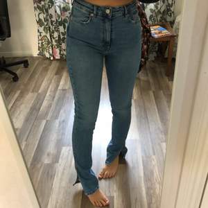 Jeans med slits nertill ifrån Zara ä, helt oandvända i storlek 38 men skulle mer säga storlek 36