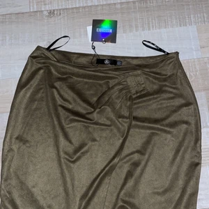 Mockakjol - Mocka kjol från Missguided i färgen mörkgrön/lite brunaktig som är väldigt ball och snygg! Tyvärr för stor på mig men hade annars använt den! 