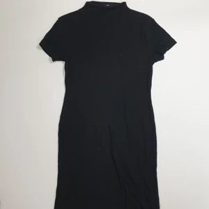 Klänning, tight, svart  - Svart klänning från Bik Bok. Sparsamt använd. Fin passform, den går ner till strax ovanför knäna på mig som är 168 cm. 89 cm från axel till slutet av klänningen. 