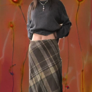 Maxi kjol - Lång maxi kjol i ett jättefint grönt rutigt tyg. Kjolen är helt ny men kommer tyvärr inte till användning. Materialet är ganska tjockt och har bra kvalite. Kjolen mer anpassad till kallare väder så den passar perfekt nu under våren☺️ Kjolen sitter lågmidjat på mig som brukar ha 26, den passar för även för en högmidjad passform. Den har två slitsar nedtill och en dragkedja i sidan. Kontakta mig om du är intresserad❤️