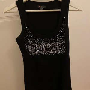Guess linne - Assnyggt linne 🕺🕺 står xs på lappen med passar mig som är S/M och skulle passa folk som är xs-L! Väldigt formgivande material🙏