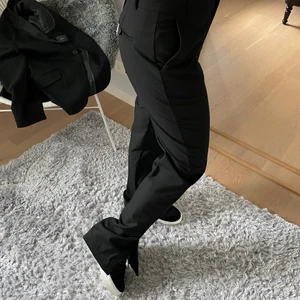 Kostymbyxor - Snyggaste kostymbyxorna från zara som är helt slutsålda:( tyvärr passa de ej mig, är i storlek 36! Säljer för 350 ink frakt😊