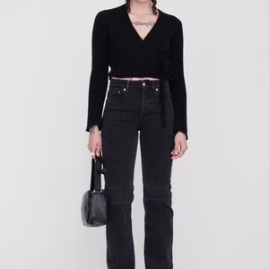 Our Legacy Jeans  - Modellen heter EXTENDED LINEAR CUT WASHED BLACK DENIM. Storlek 26 men passar en 27:a med🤍 så gott som ny. Finns att köpa nu för 2400:- via Our Legacys hemsida