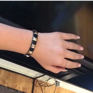 Fake valentino armband - Super trendigt valentino armband som är fake. Ser jätte äkta ut😻säljer då jag köpte äkta💓👌🏼detta köptes för 120kr på flygplatsen