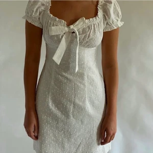 Klänning från Obsession Stockholm - Slutsåld jättefin klänning från Obsession Stockholm💓 köpt här på plick för 650kr, originalpriset är 950kr💓 Blir budgivning om fler är intresserade. Står M men sitte reson en M/S